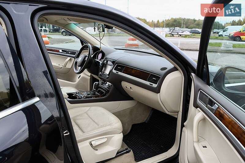 Позашляховик / Кросовер Volkswagen Touareg 2011 в Львові