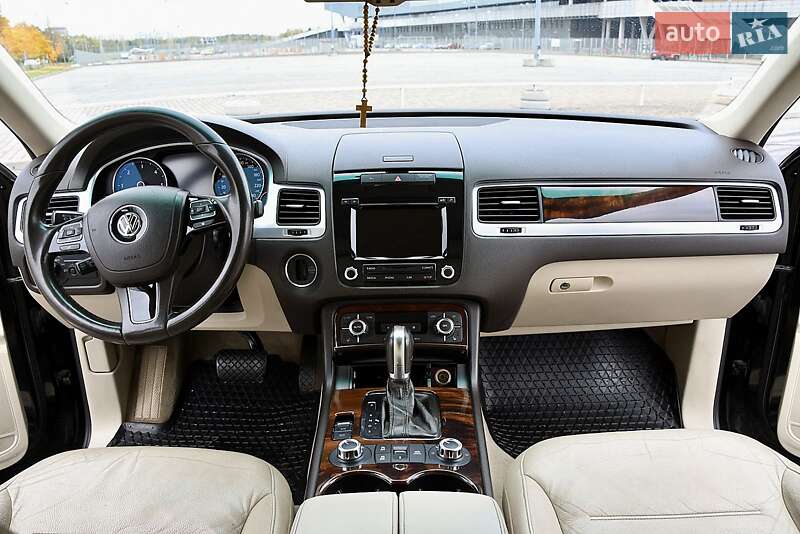 Позашляховик / Кросовер Volkswagen Touareg 2011 в Львові