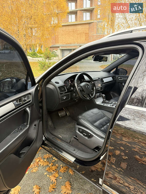 Внедорожник / Кроссовер Volkswagen Touareg 2011 в Хмельницком