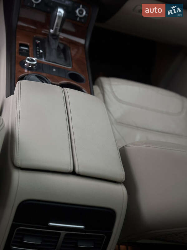 Внедорожник / Кроссовер Volkswagen Touareg 2012 в Межгорье