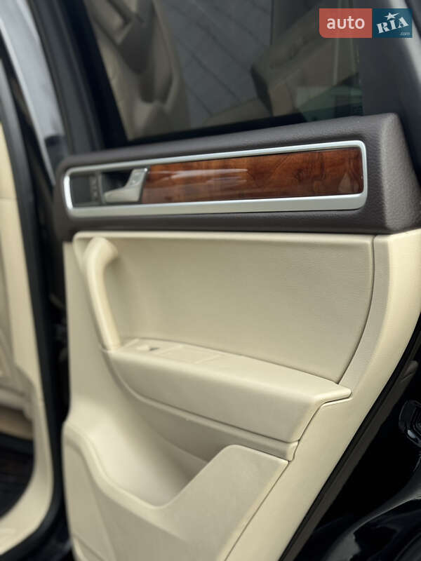 Внедорожник / Кроссовер Volkswagen Touareg 2012 в Межгорье