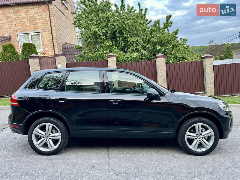 Внедорожник / Кроссовер Volkswagen Touareg 2015 в Киеве
