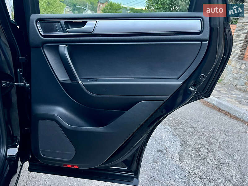 Внедорожник / Кроссовер Volkswagen Touareg 2015 в Киеве