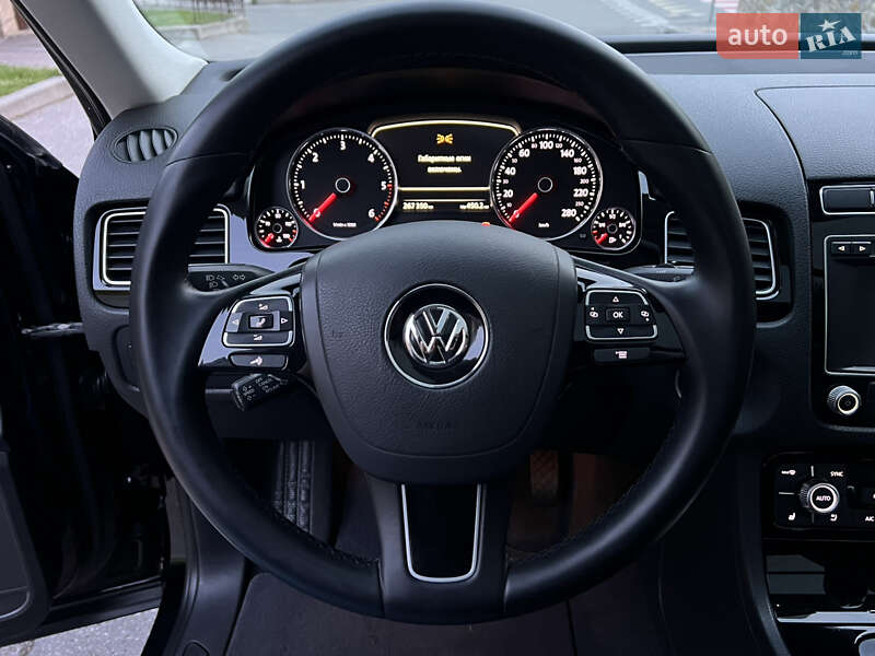 Внедорожник / Кроссовер Volkswagen Touareg 2015 в Киеве