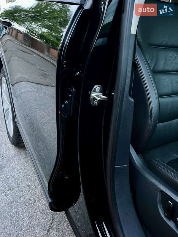 Внедорожник / Кроссовер Volkswagen Touareg 2015 в Киеве