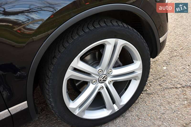 Позашляховик / Кросовер Volkswagen Touareg 2017 в Харкові