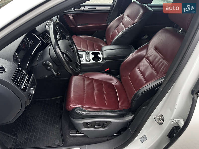 Позашляховик / Кросовер Volkswagen Touareg 2014 в Полтаві