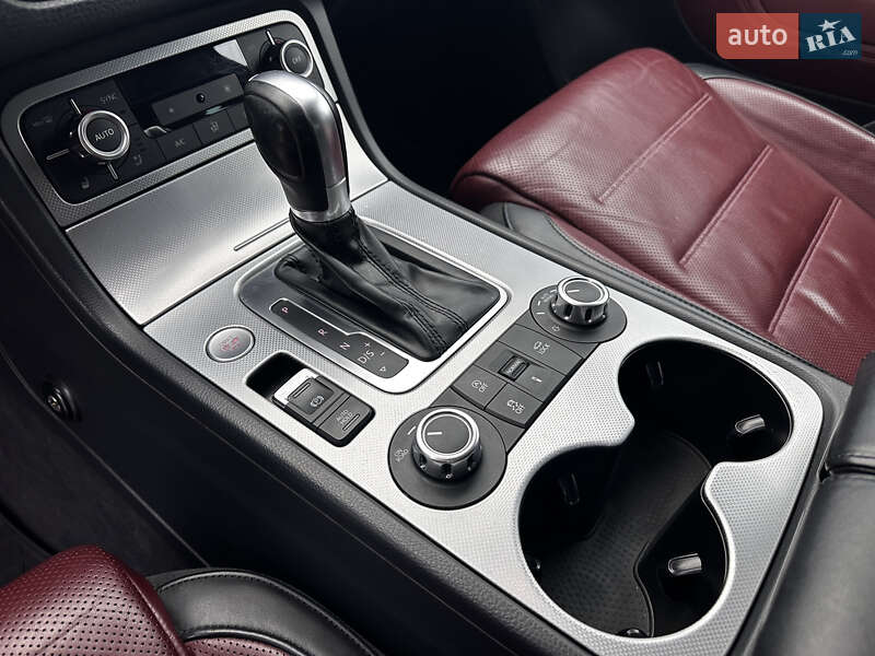 Позашляховик / Кросовер Volkswagen Touareg 2014 в Полтаві