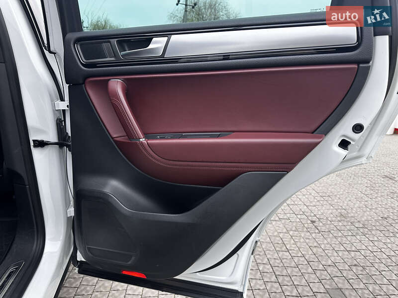 Позашляховик / Кросовер Volkswagen Touareg 2014 в Полтаві