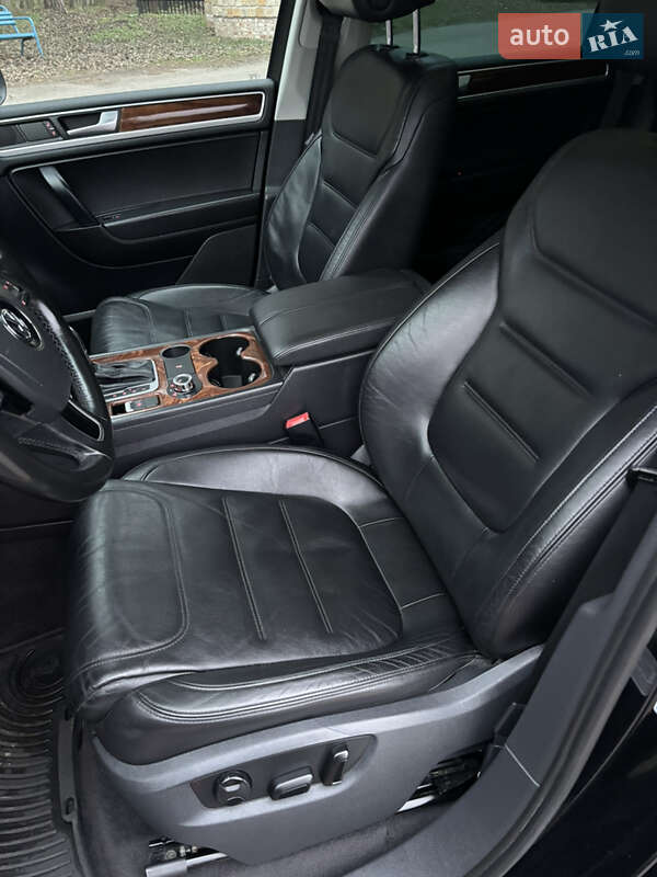 Позашляховик / Кросовер Volkswagen Touareg 2011 в Полтаві