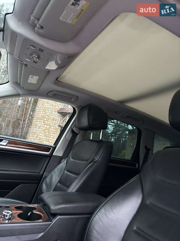 Позашляховик / Кросовер Volkswagen Touareg 2011 в Полтаві