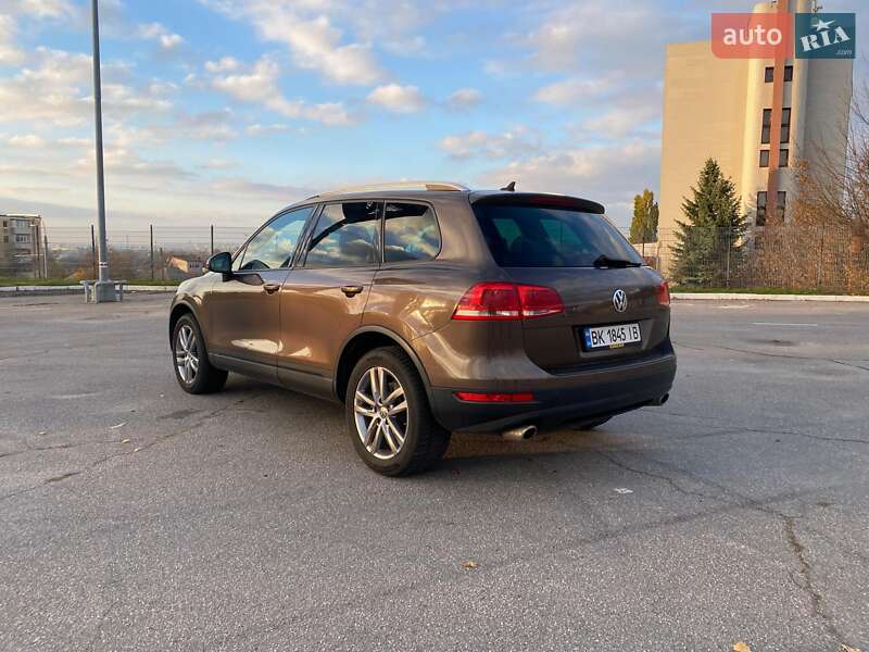 Позашляховик / Кросовер Volkswagen Touareg 2012 в Харкові