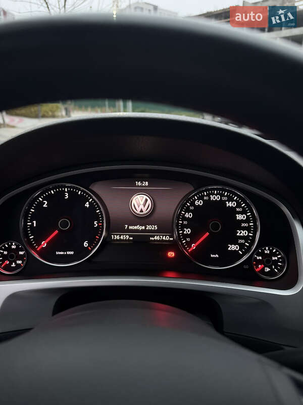 Позашляховик / Кросовер Volkswagen Touareg 2016 в Києві