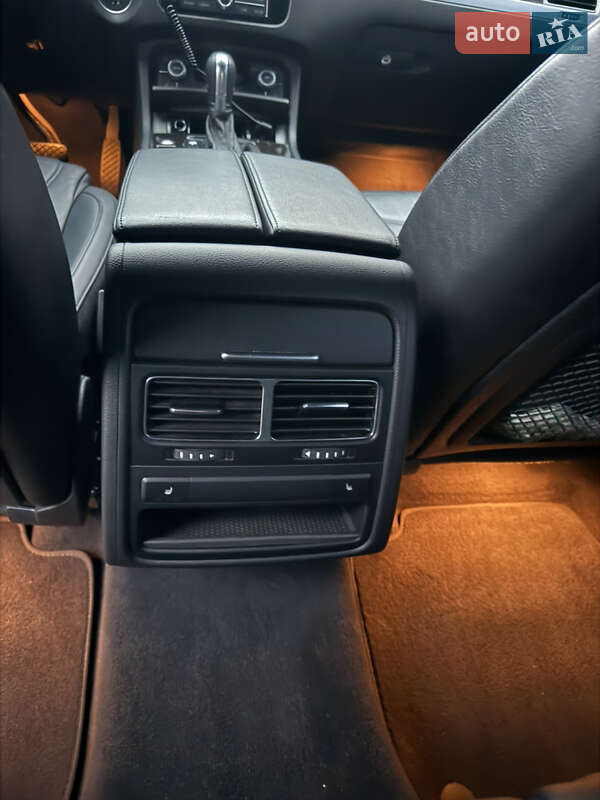 Позашляховик / Кросовер Volkswagen Touareg 2016 в Києві