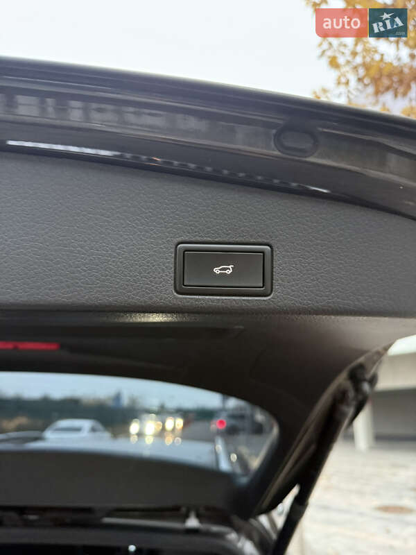 Позашляховик / Кросовер Volkswagen Touareg 2016 в Києві