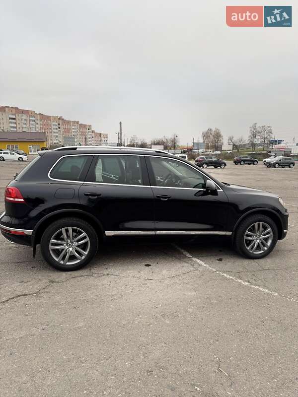 Позашляховик / Кросовер Volkswagen Touareg 2015 в Рівному