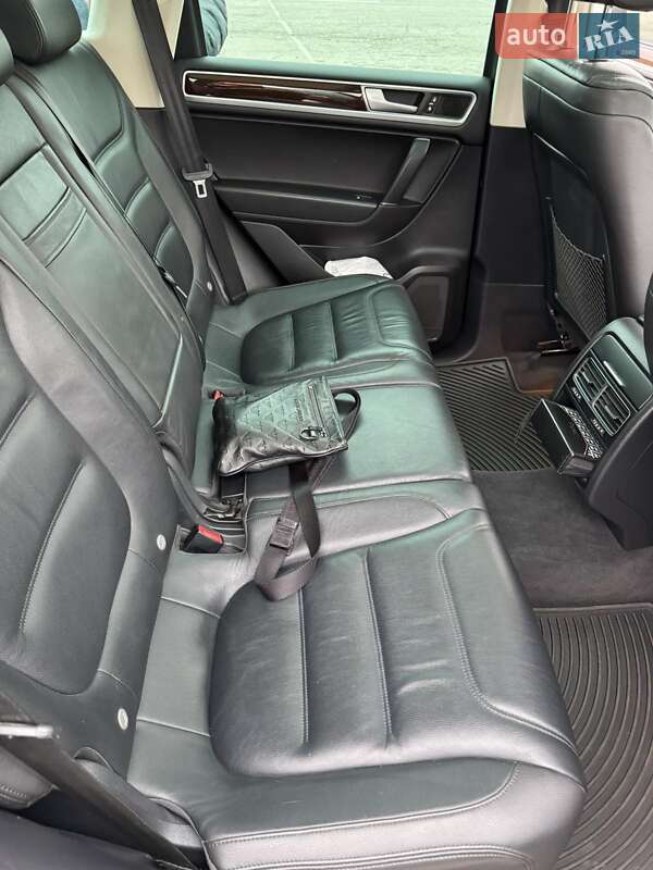 Позашляховик / Кросовер Volkswagen Touareg 2015 в Рівному