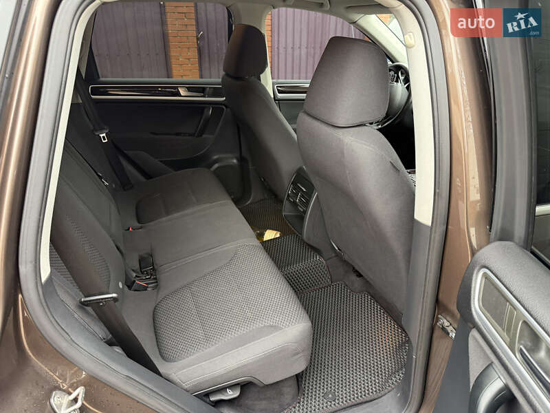 Позашляховик / Кросовер Volkswagen Touareg 2012 в Сновську