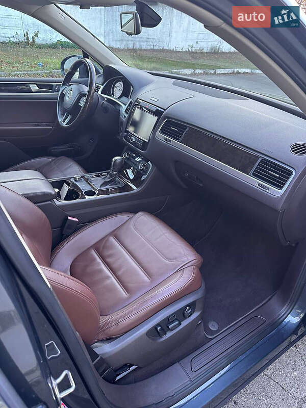 Позашляховик / Кросовер Volkswagen Touareg 2011 в Кам'янець-Подільському