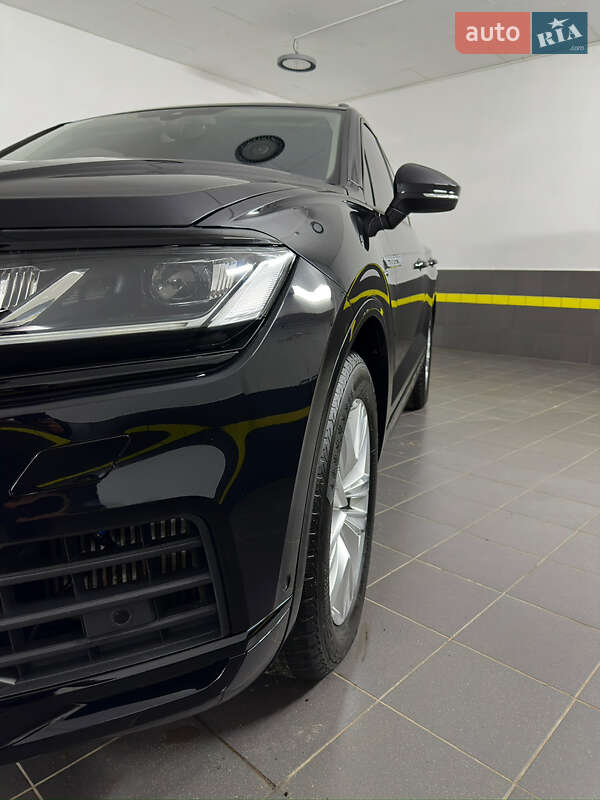 Позашляховик / Кросовер Volkswagen Touareg 2019 в Козятині