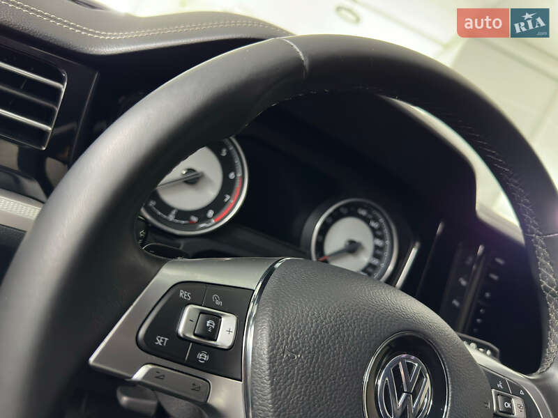 Позашляховик / Кросовер Volkswagen Touareg 2019 в Козятині