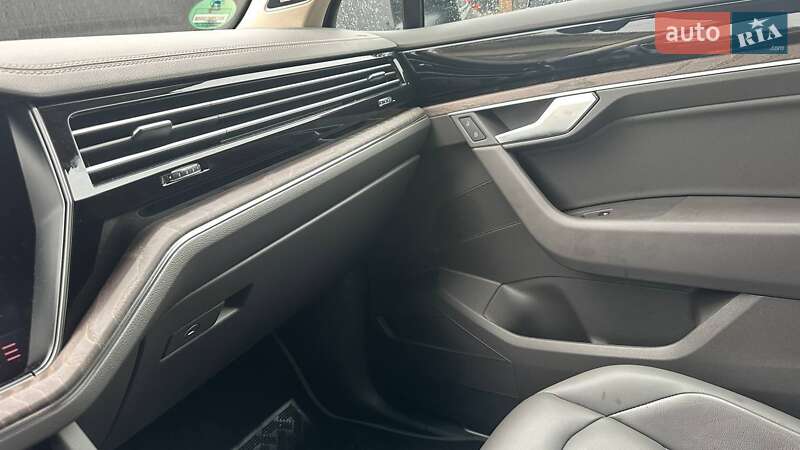 Позашляховик / Кросовер Volkswagen Touareg 2020 в Рівному