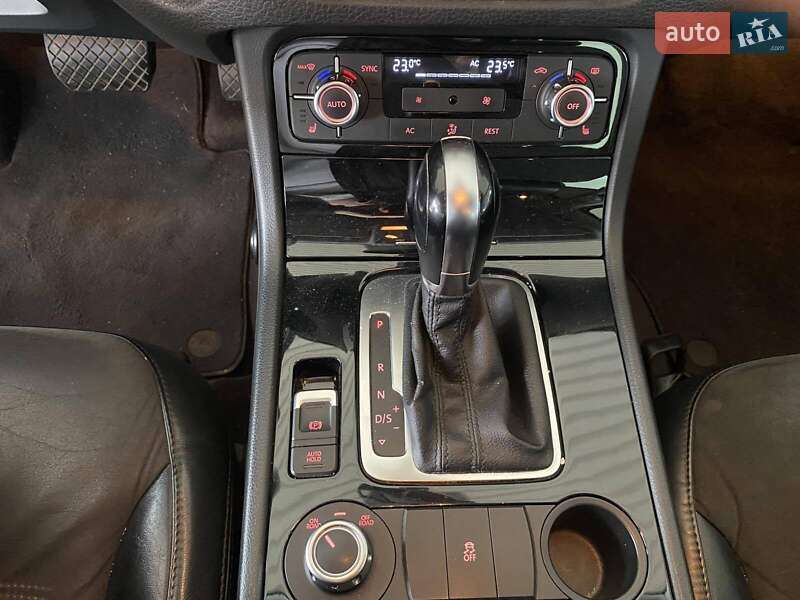 Позашляховик / Кросовер Volkswagen Touareg 2012 в Миколаєві