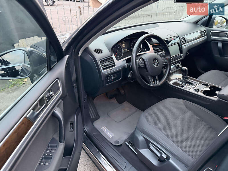 Внедорожник / Кроссовер Volkswagen Touareg 2013 в Львове