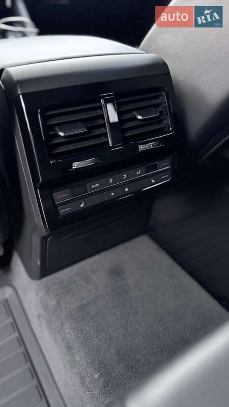 Позашляховик / Кросовер Volkswagen Touareg 2022 в Києві