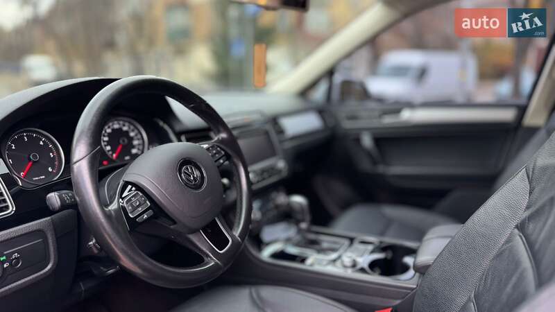 Внедорожник / Кроссовер Volkswagen Touareg 2015 в Киеве