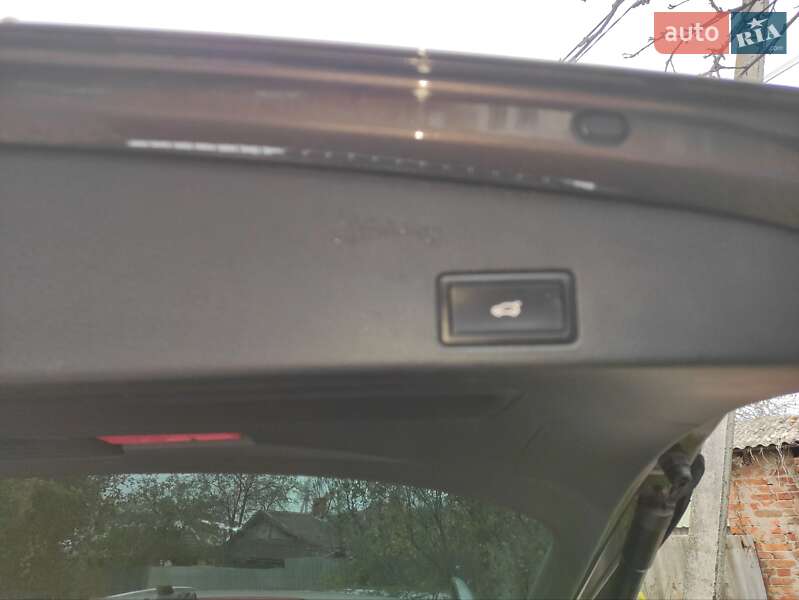 Позашляховик / Кросовер Volkswagen Touareg 2011 в Полтаві