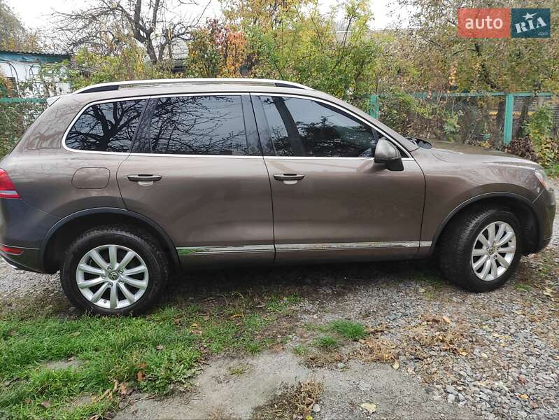 Позашляховик / Кросовер Volkswagen Touareg 2011 в Полтаві