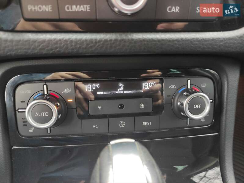 Позашляховик / Кросовер Volkswagen Touareg 2011 в Полтаві