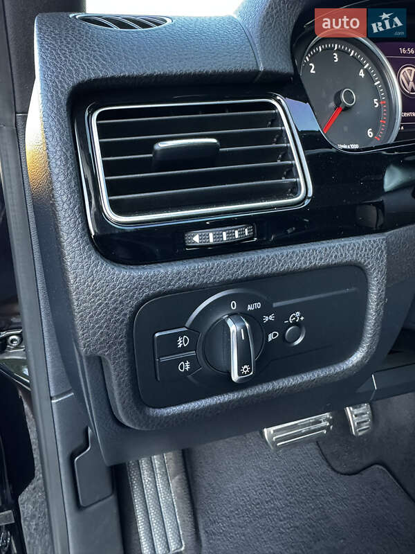 Внедорожник / Кроссовер Volkswagen Touareg 2015 в Новомосковске