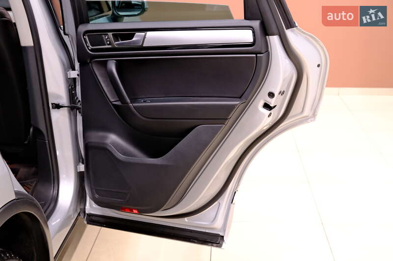 Позашляховик / Кросовер Volkswagen Touareg 2013 в Одесі