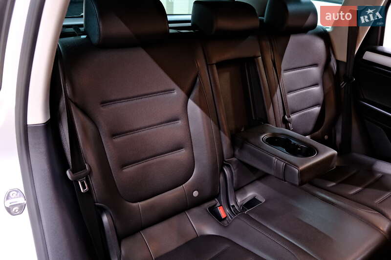 Позашляховик / Кросовер Volkswagen Touareg 2013 в Одесі