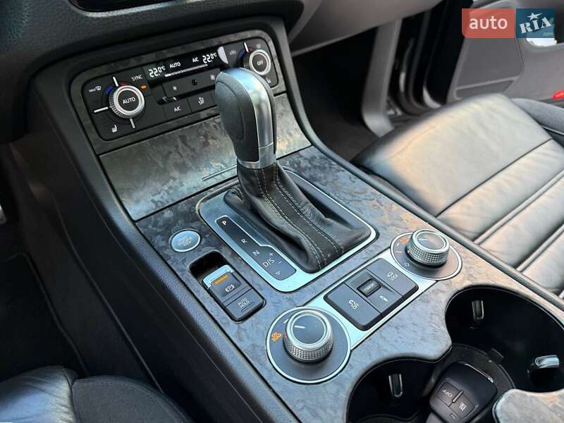 Позашляховик / Кросовер Volkswagen Touareg 2015 в Києві