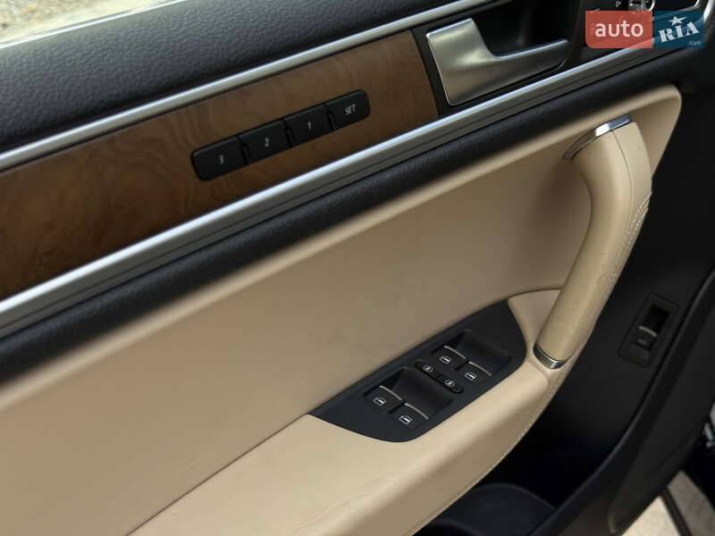 Позашляховик / Кросовер Volkswagen Touareg 2014 в Івано-Франківську