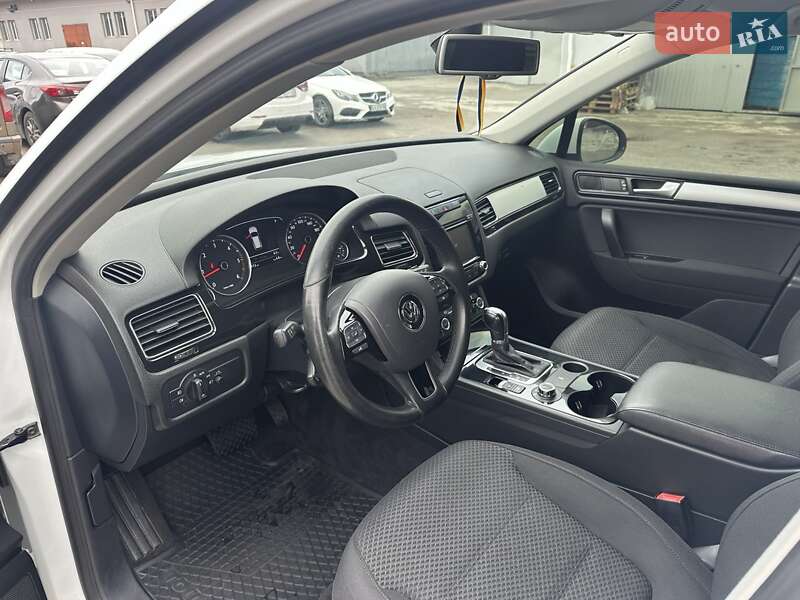 Внедорожник / Кроссовер Volkswagen Touareg 2013 в Киеве