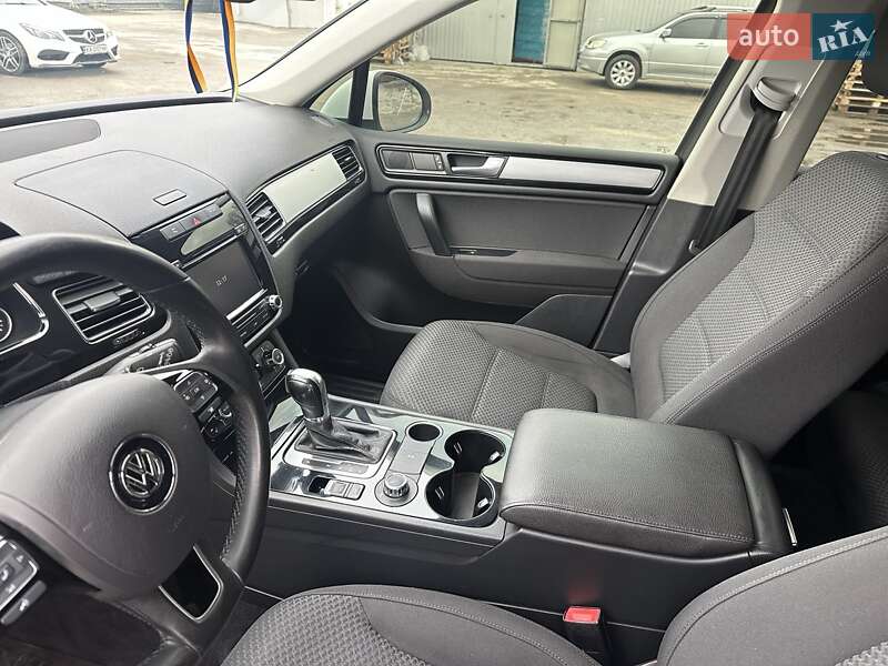 Внедорожник / Кроссовер Volkswagen Touareg 2013 в Киеве