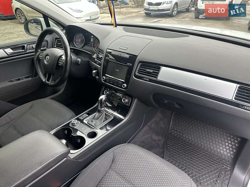 Внедорожник / Кроссовер Volkswagen Touareg 2013 в Киеве