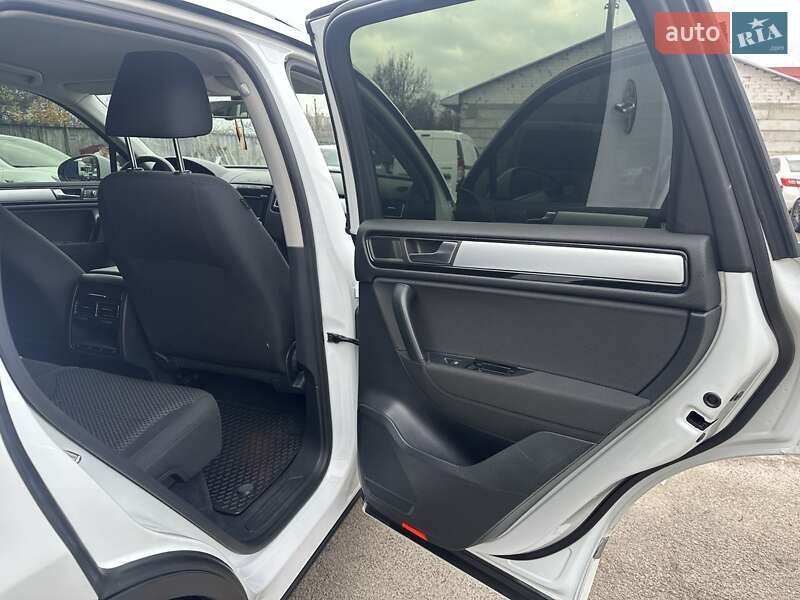 Внедорожник / Кроссовер Volkswagen Touareg 2013 в Киеве