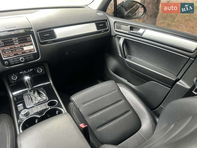 Внедорожник / Кроссовер Volkswagen Touareg 2011 в Киеве