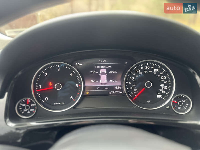 Внедорожник / Кроссовер Volkswagen Touareg 2011 в Киеве