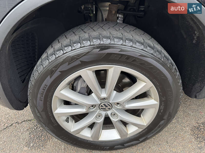Внедорожник / Кроссовер Volkswagen Touareg 2017 в Киеве