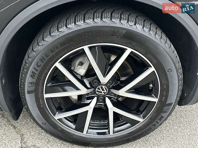 Внедорожник / Кроссовер Volkswagen Touareg 2021 в Киеве