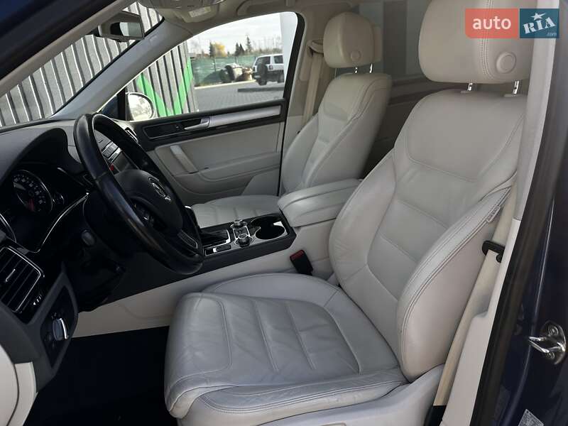 Внедорожник / Кроссовер Volkswagen Touareg 2014 в Львове