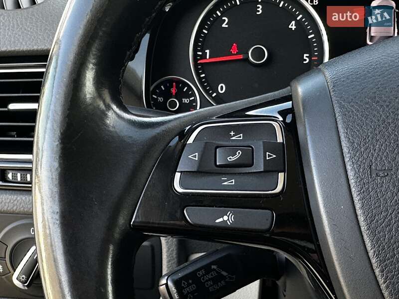 Внедорожник / Кроссовер Volkswagen Touareg 2014 в Львове