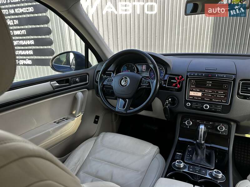 Внедорожник / Кроссовер Volkswagen Touareg 2014 в Львове