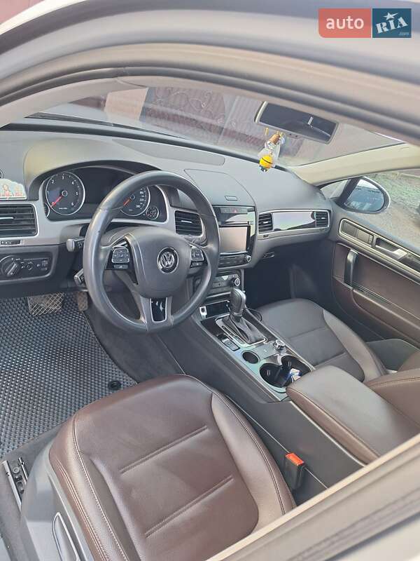 Внедорожник / Кроссовер Volkswagen Touareg 2012 в Конотопе